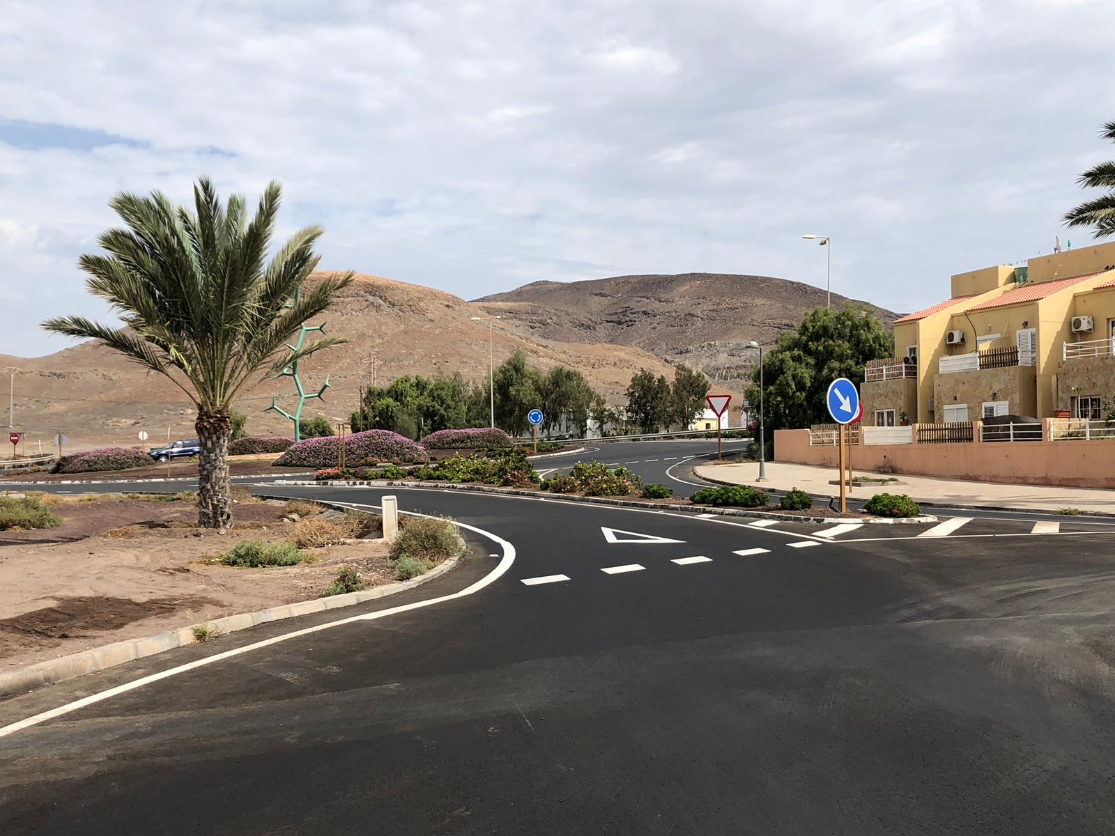 Obra de asfaltados de caminos rurales y reasfaltado de diferentes calles del municipio de Pájara